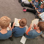 Grupa uczniów czytających książki (25).JPG