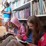 Grupa uczniów czytających książki (32).JPG