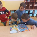 Grupa uczniów czytających książki (3).jpg