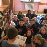 Grupa uczniów czytających książki (40).jpg