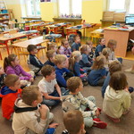 Grupa uczniów słuchających i nauczyciel czytający książkę.jpg (5).JPG
