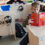 Uczeń czytający książkę  (3).JPG