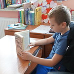 Uczeń czytający książkę (34).JPG