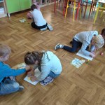 Dzieci układają puzzle_3.jpg