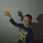 Chłopiec pokazuje cień z odlewu woskowego.jpg