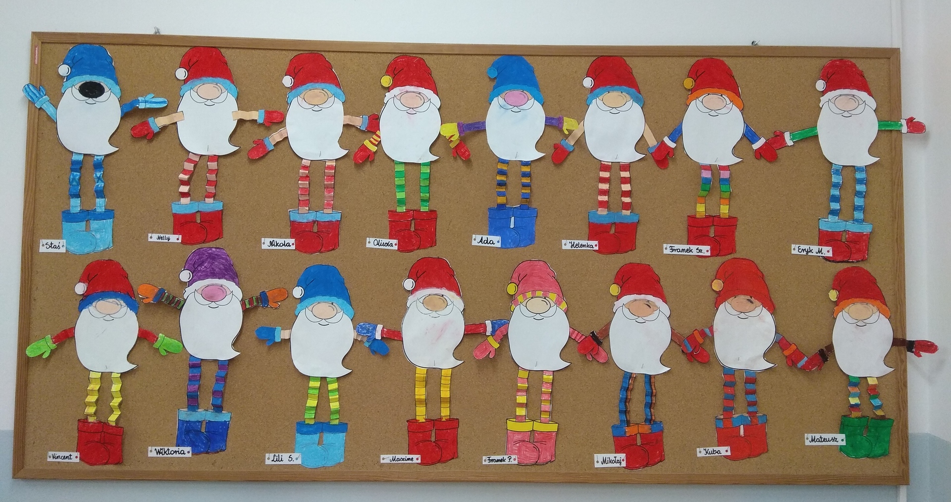 Mikołaje wykonane przez dzieci z klasy 0b.jpg